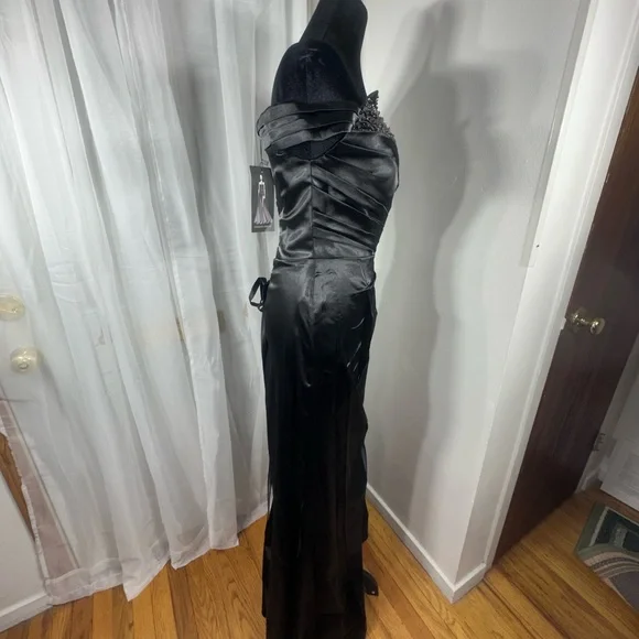 Black off the shoulder Prom Dress - Picture 7 of 9